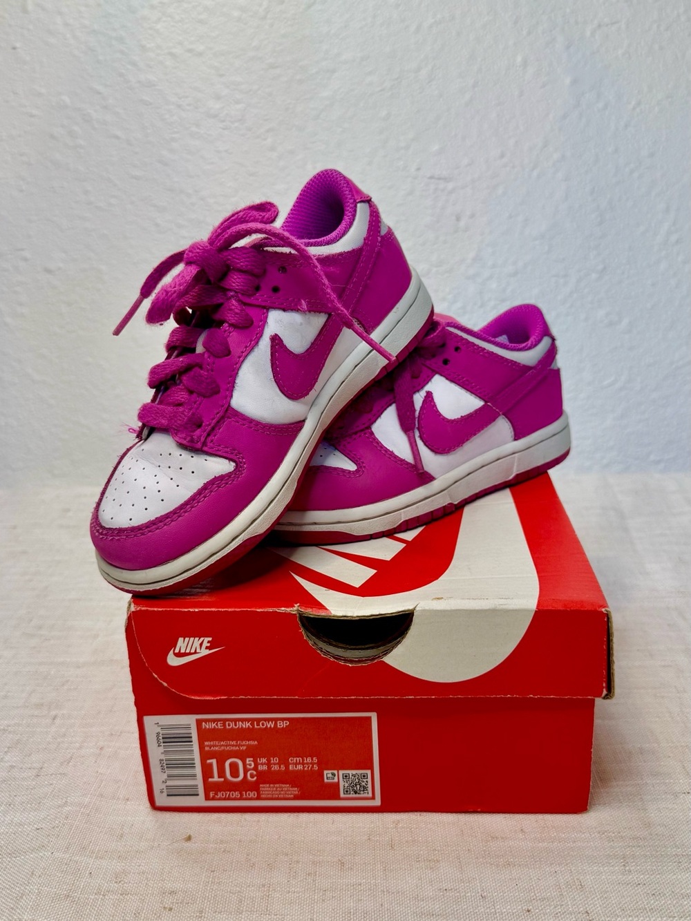 Nike Kids Low-Top Sneakers in Bright Magenta and White